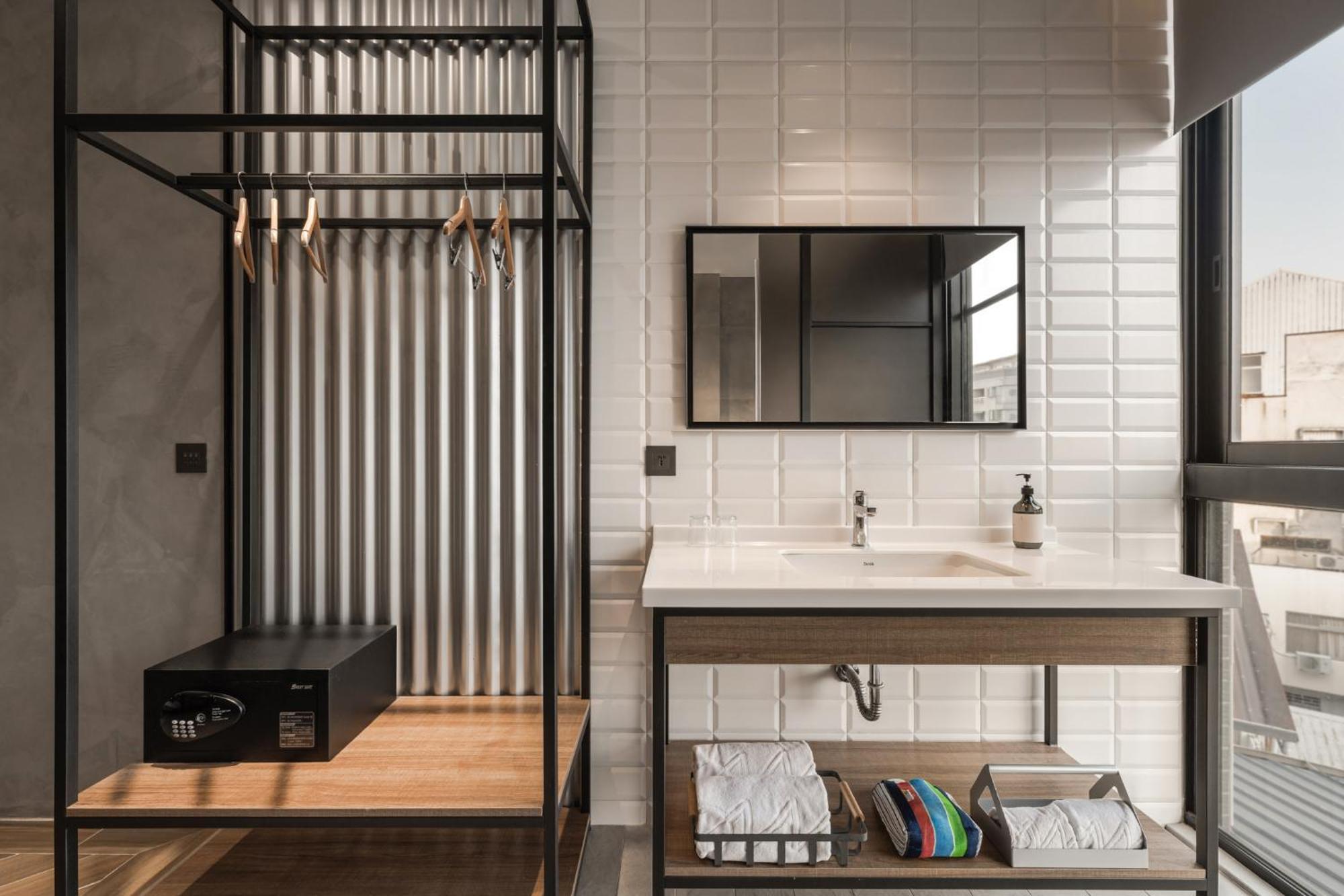 Hotel Leisure 台南行旅-巷弄潮旅 Tainan Exterior foto